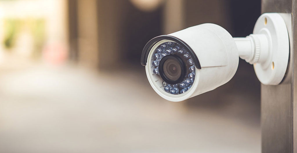 Technicien certifié installant et configurant un système de sécurité intégré avec équipements IP modernes